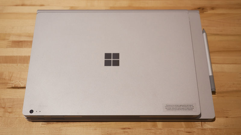 La Surface Book de 13.5 pulgadas es mucho más pequeña.